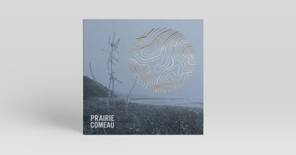 Couverture de l'album présentant des dessins au trait abstraits sur un paysage hivernal avec le texte « Prairie Comeau ».